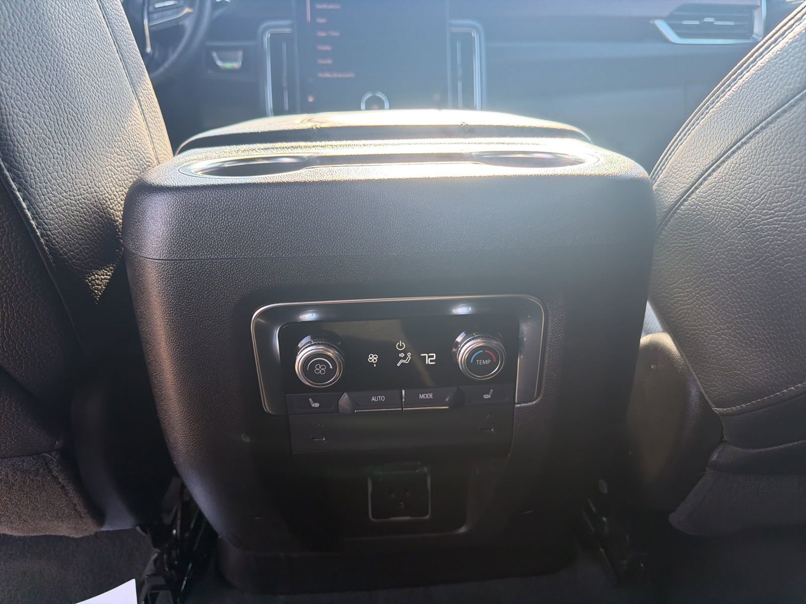 Used 2025 GMC Yukon XL Denali RWD image 25