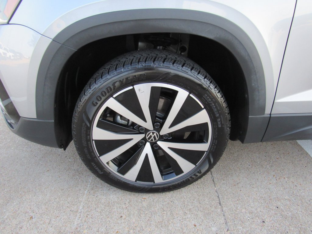 Used 2024 Volkswagen Taos SE FWD image 9