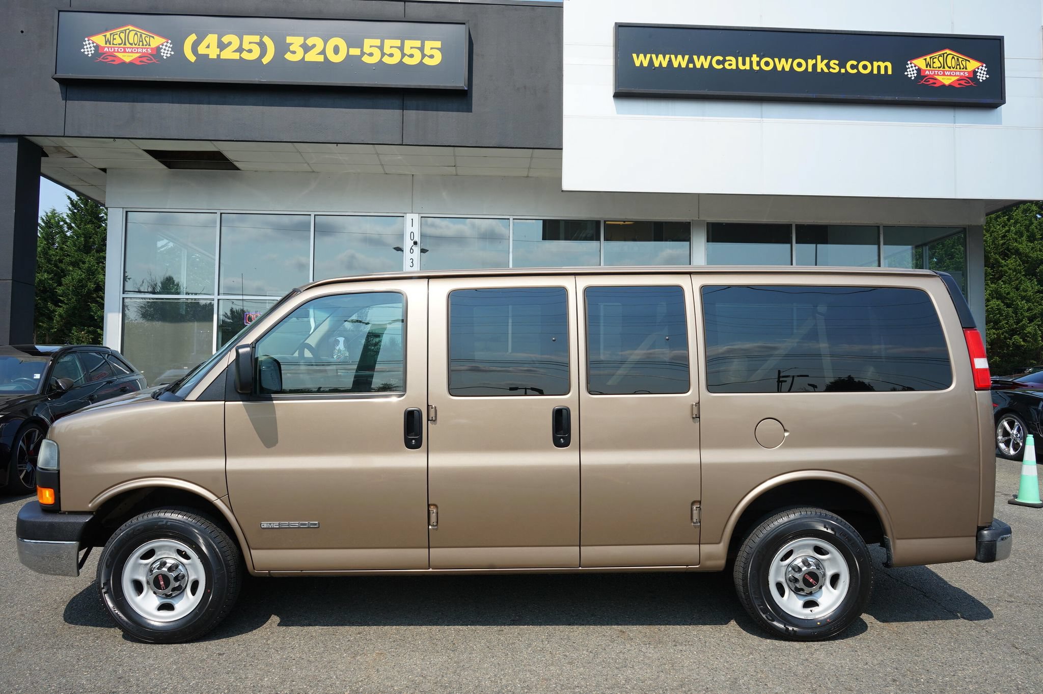 Used 2003 GMC Savana 2500 Passenger w/ Sle Preferred Equipment Group RWD image 2