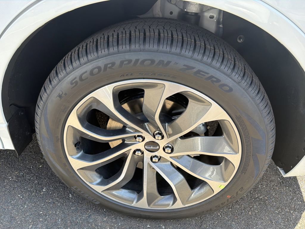 New 2026 Lincoln Aviator AWD image 13