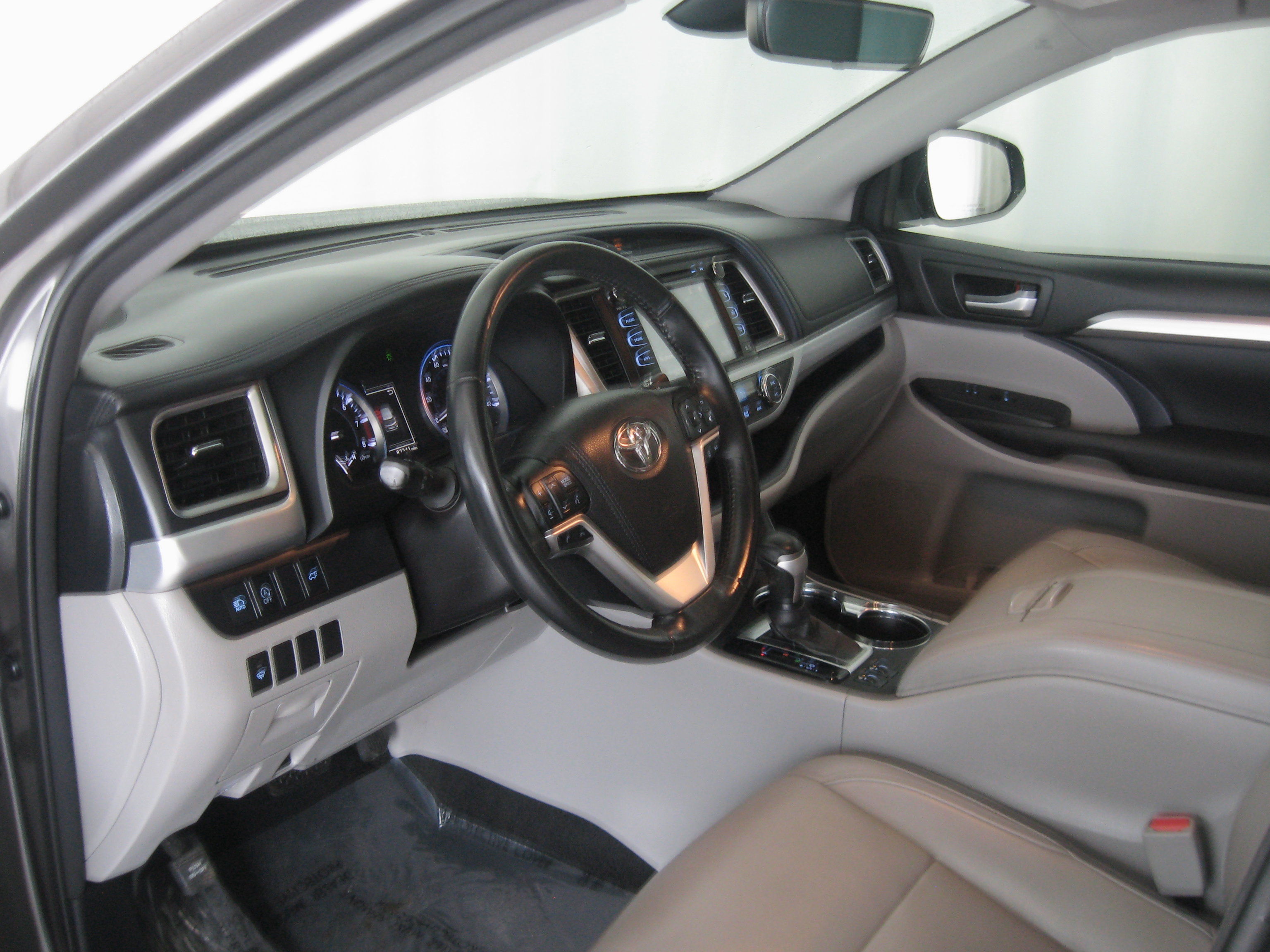 Used 2017 Toyota Highlander XLE image 12