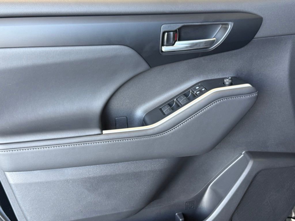 New 2026 Toyota Highlander XLE image 14