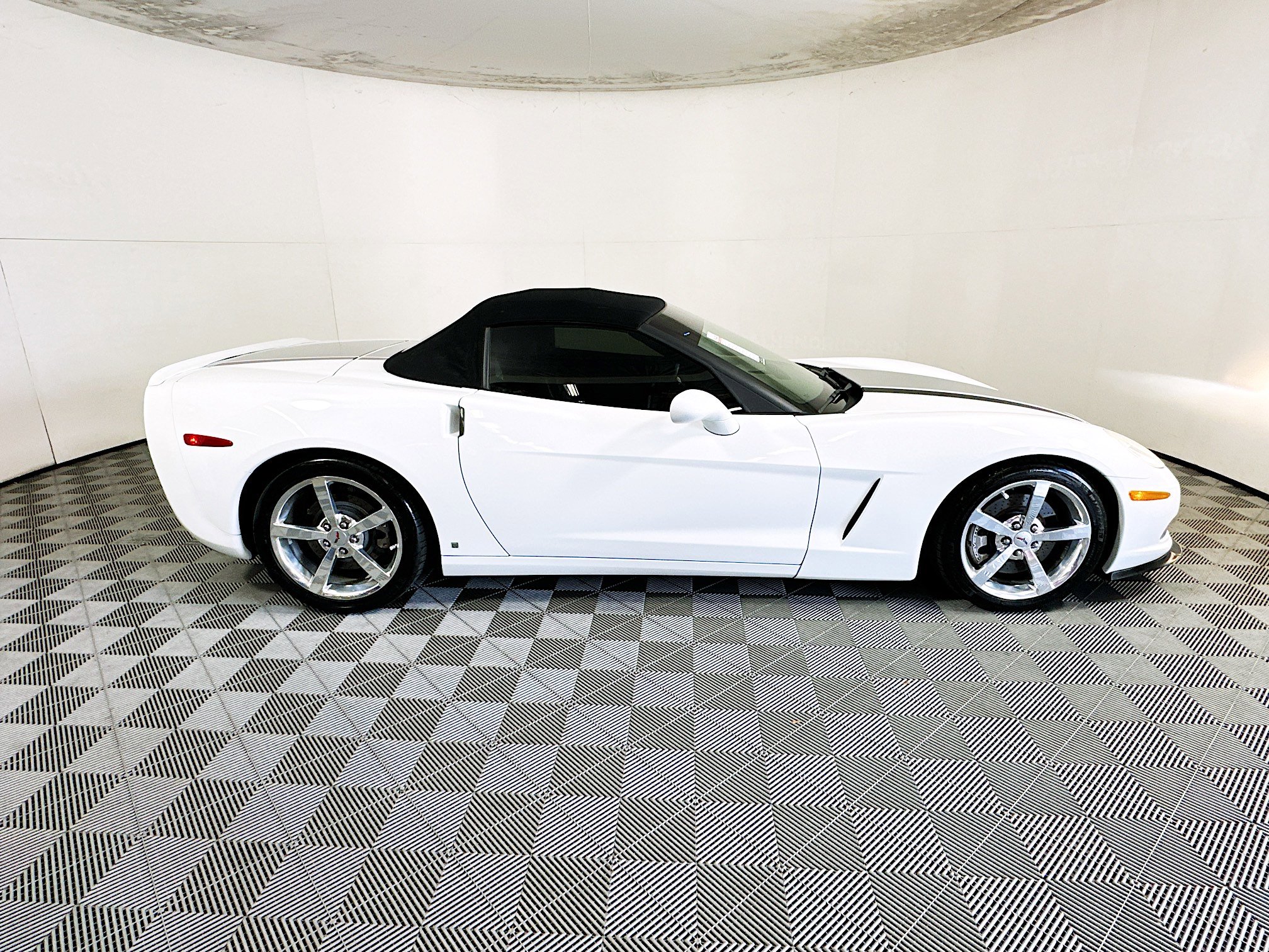 Used 2008 Chevrolet Corvette Convertible w/ Preferred Equipment Group image 2