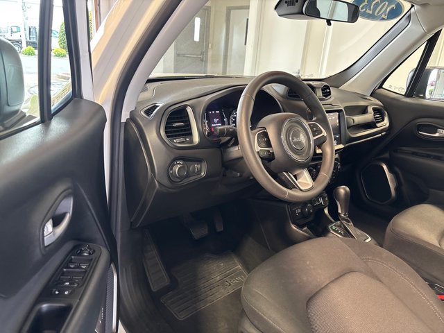 Used 2023 Jeep Renegade Latitude AWD/4WD image 6
