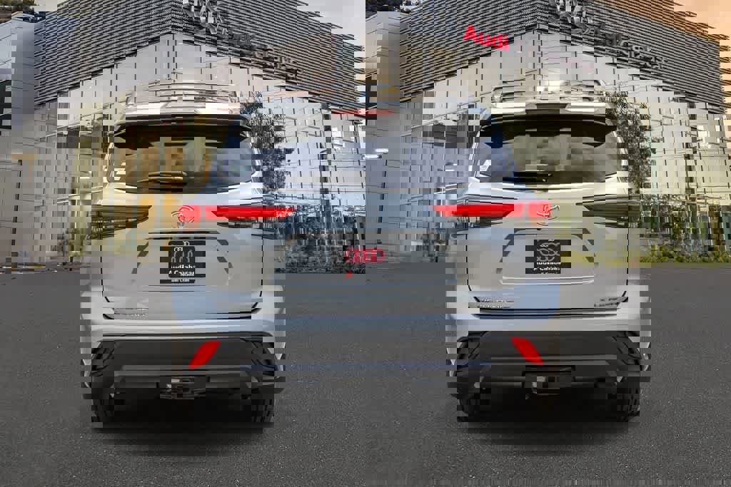 Used 2021 Toyota Highlander XLE image 3