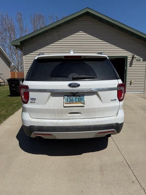 Used 2017 Ford Explorer XLT w/ Equipment Group 202A AWD/4WD image 9