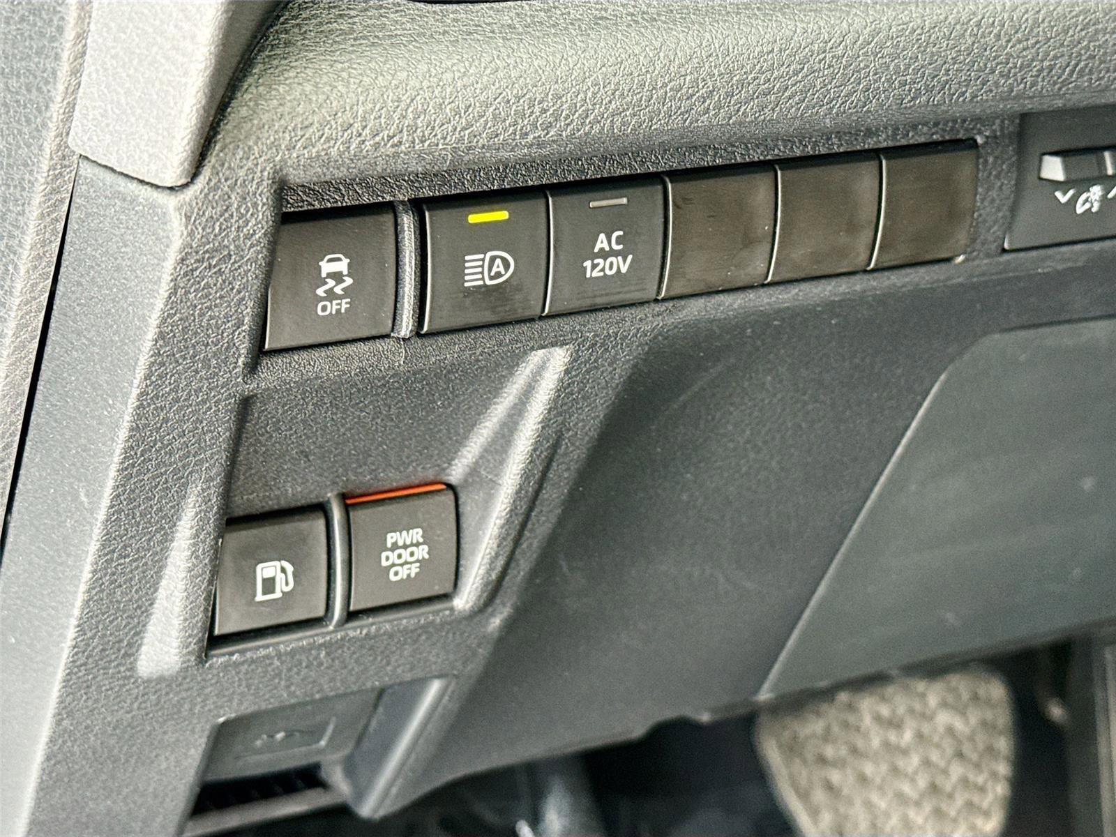 Used 2023 Toyota Sienna XSE image 10