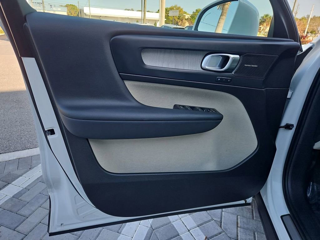 Used 2025 Volvo XC40 B5 Ultra w/ Protection Package Premier image 23