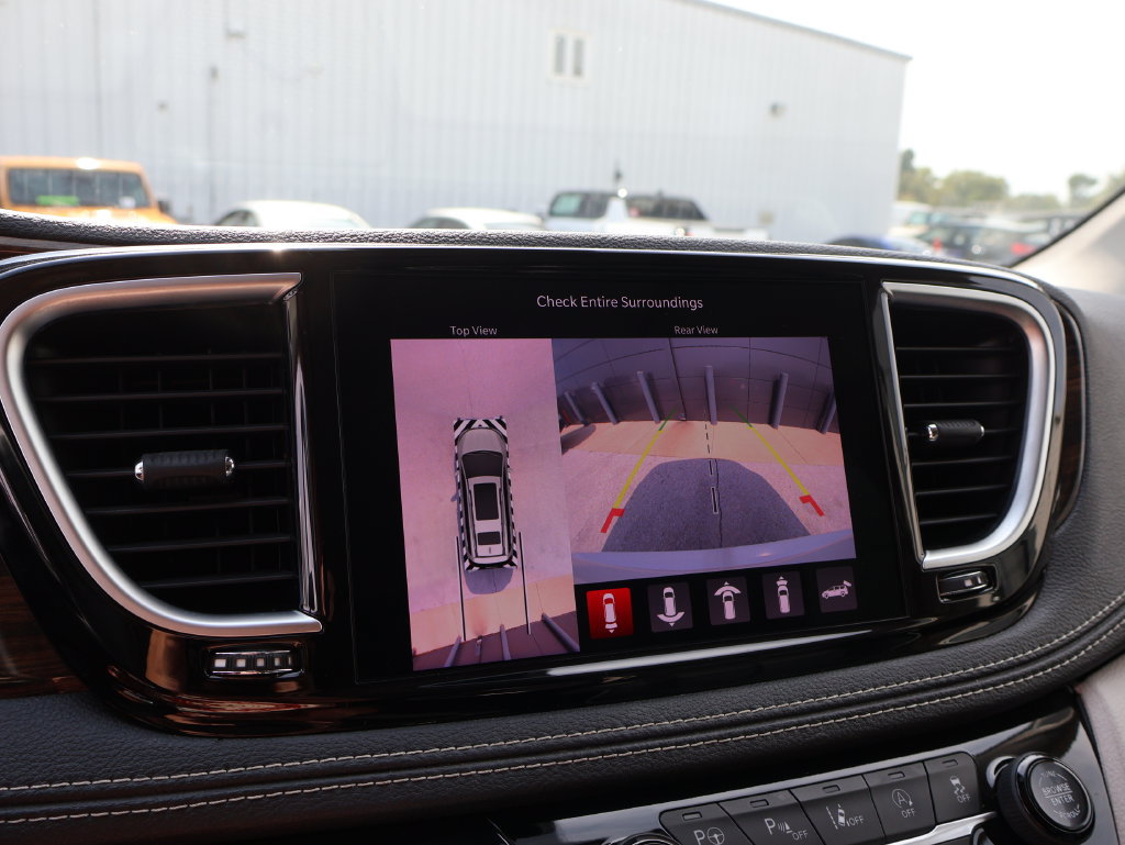 Used 2022 Chrysler Pacifica Limited FWD image 35