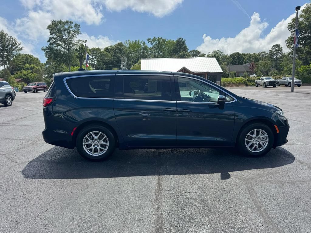 Used 2023 Chrysler Pacifica Touring-L FWD image 5