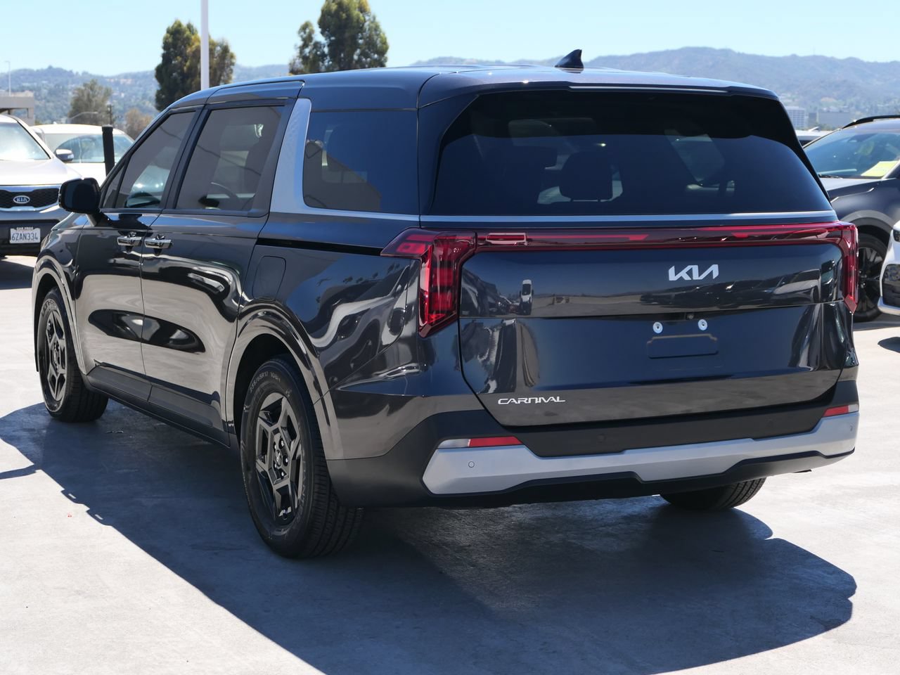 Used 2025 Kia Carnival FWD image 6