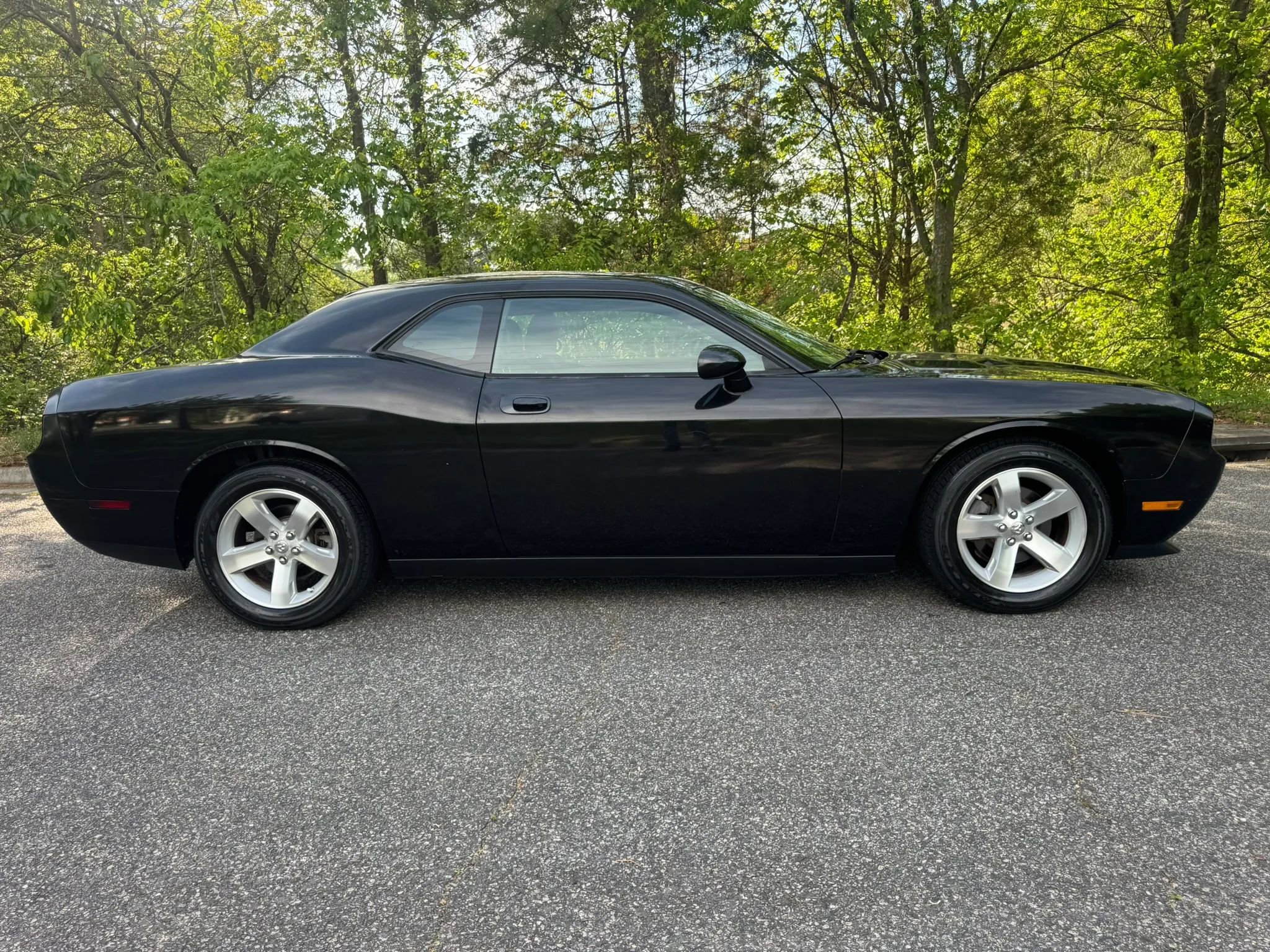Used 2009 Dodge Challenger SE RWD image 2