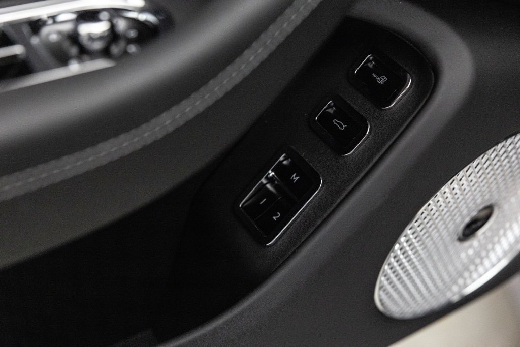 Used 2025 Bentley Flying Spur Plug-In Hybrid image 32