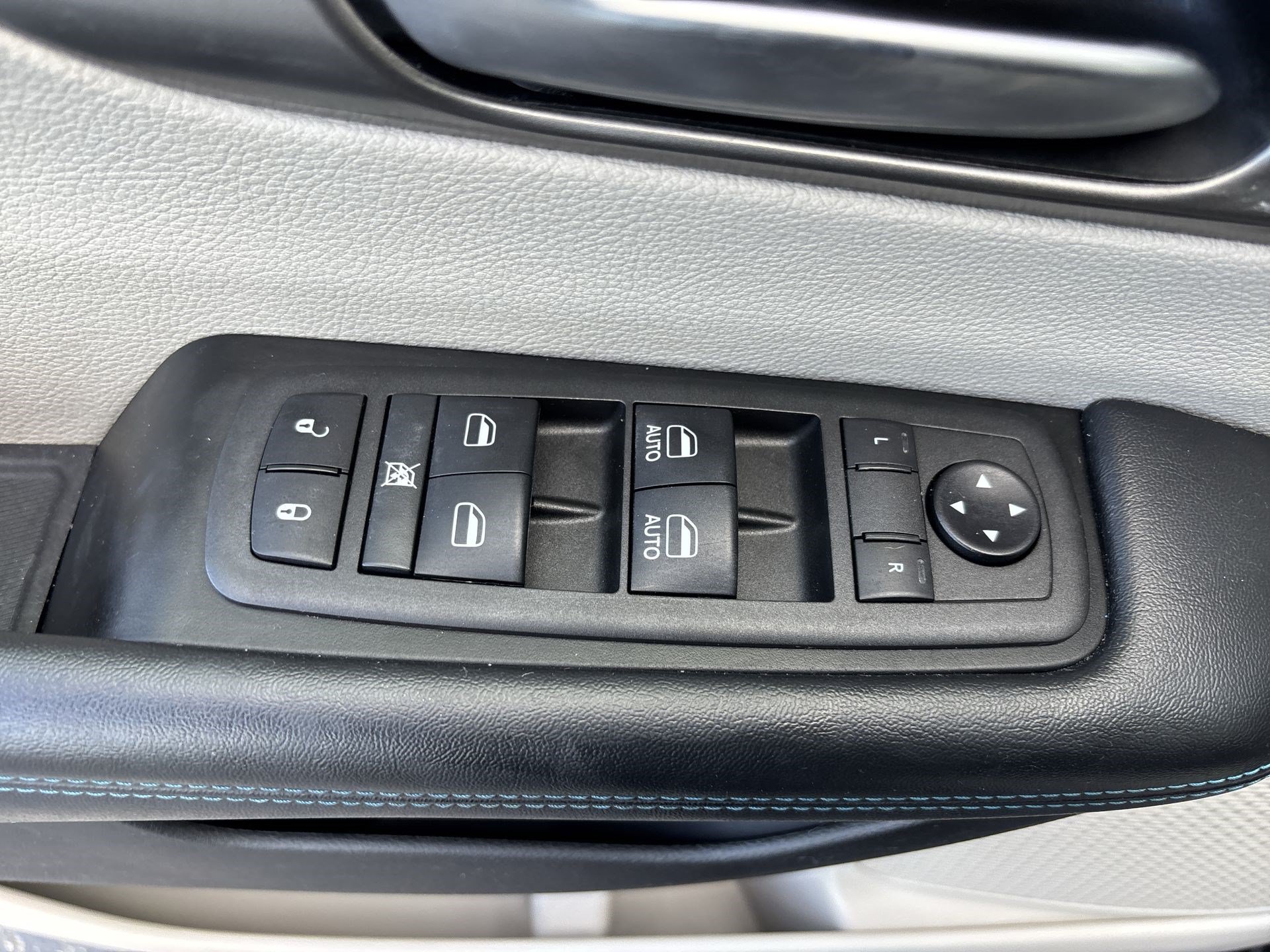 Used 2021 Chrysler Pacifica Touring FWD image 15