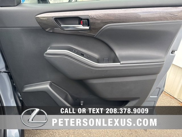 Used 2024 Toyota Highlander Platinum image 11