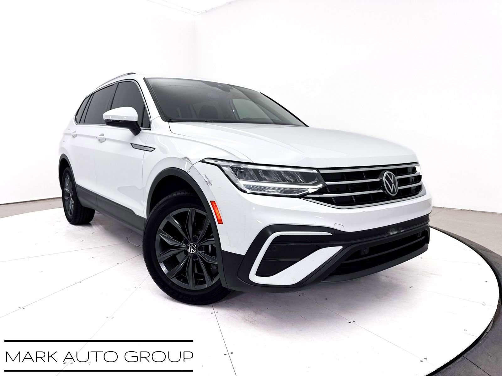 Used 2022 Volkswagen Tiguan SE FWD image 1