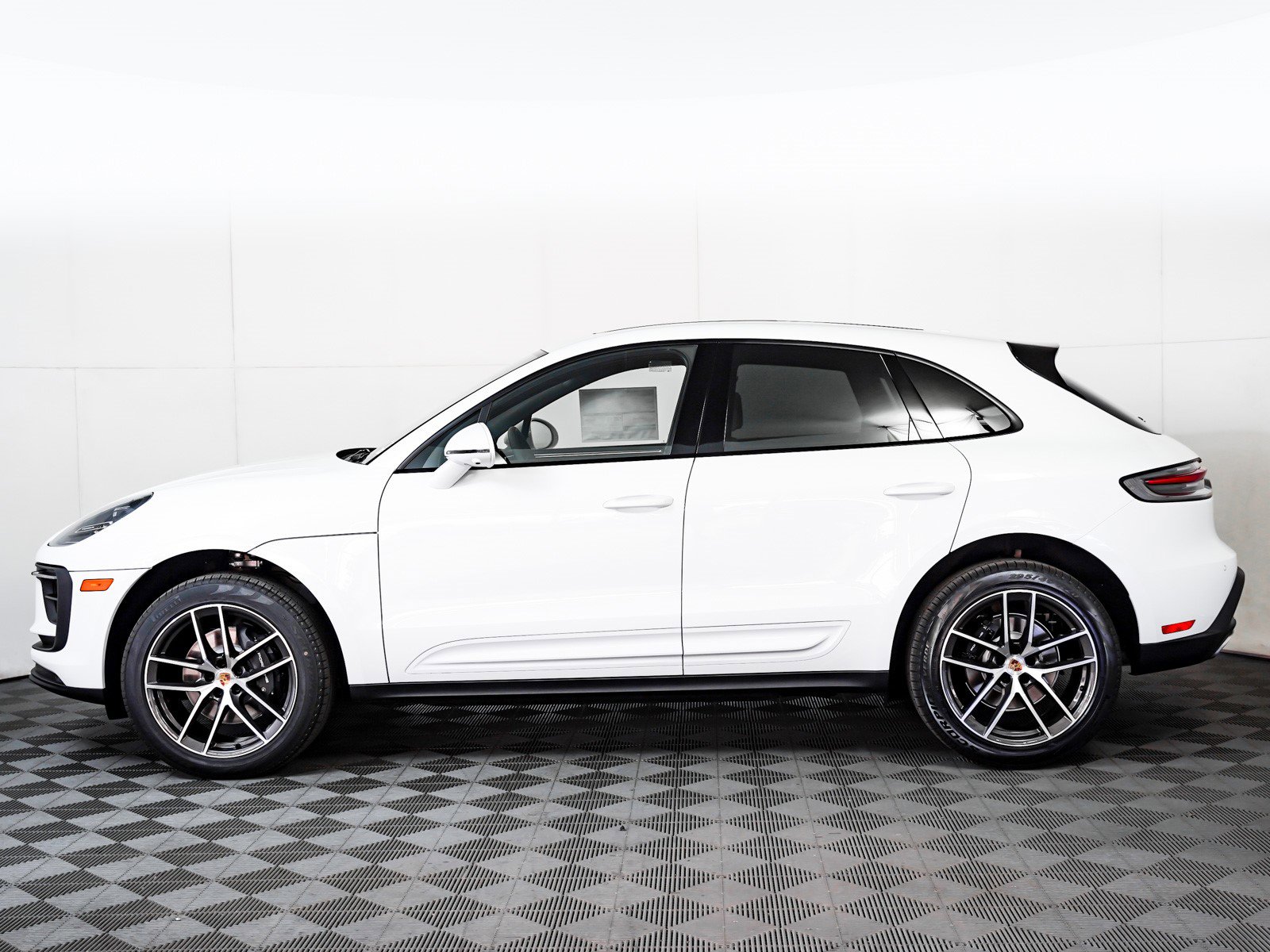New 2026 Porsche Macan image 2