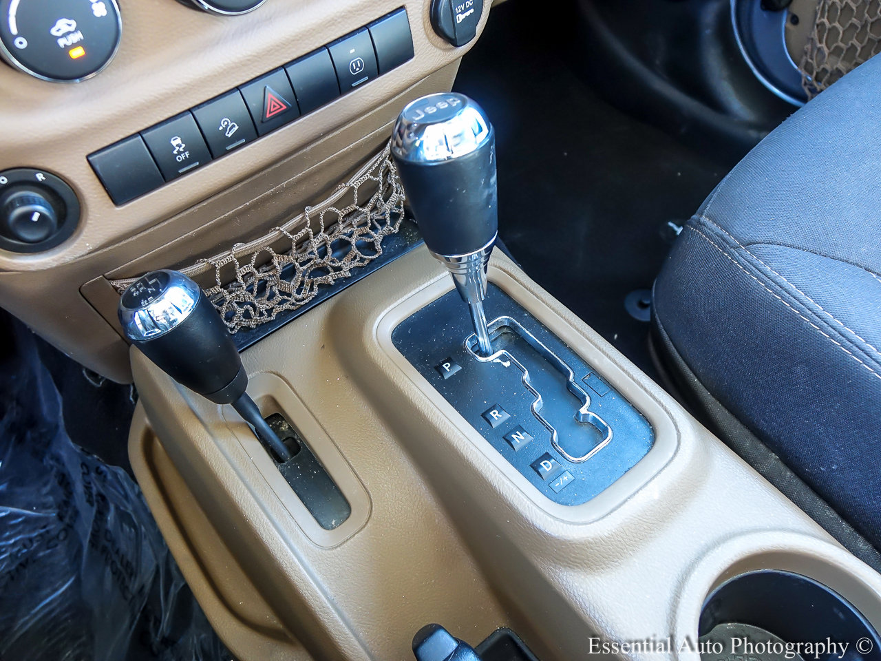 Used 2017 Jeep Wrangler Unlimited Sahara w/ Connectivity Group image 18