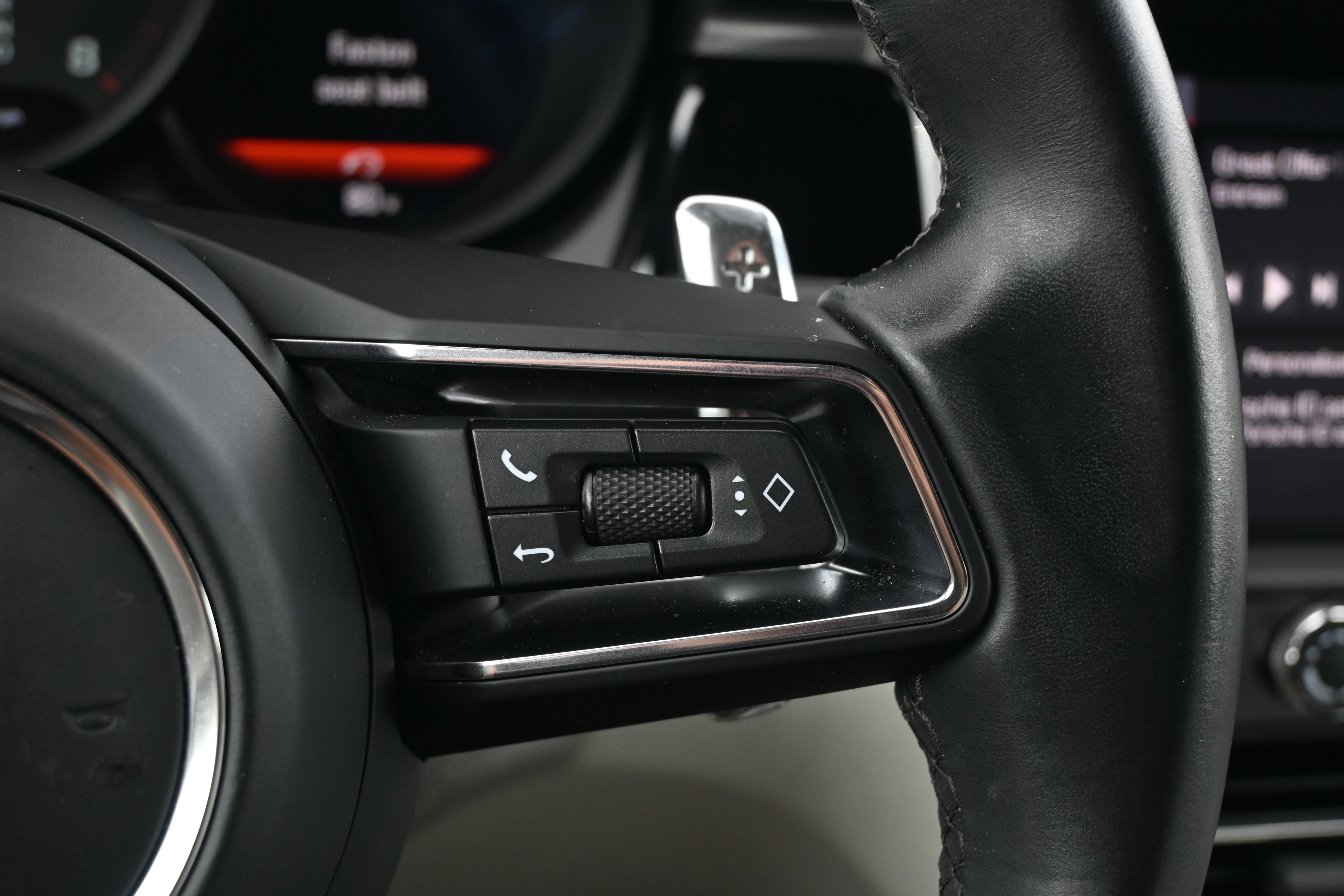 Used 2024 Porsche Macan w/ Premium Plus Package image 30