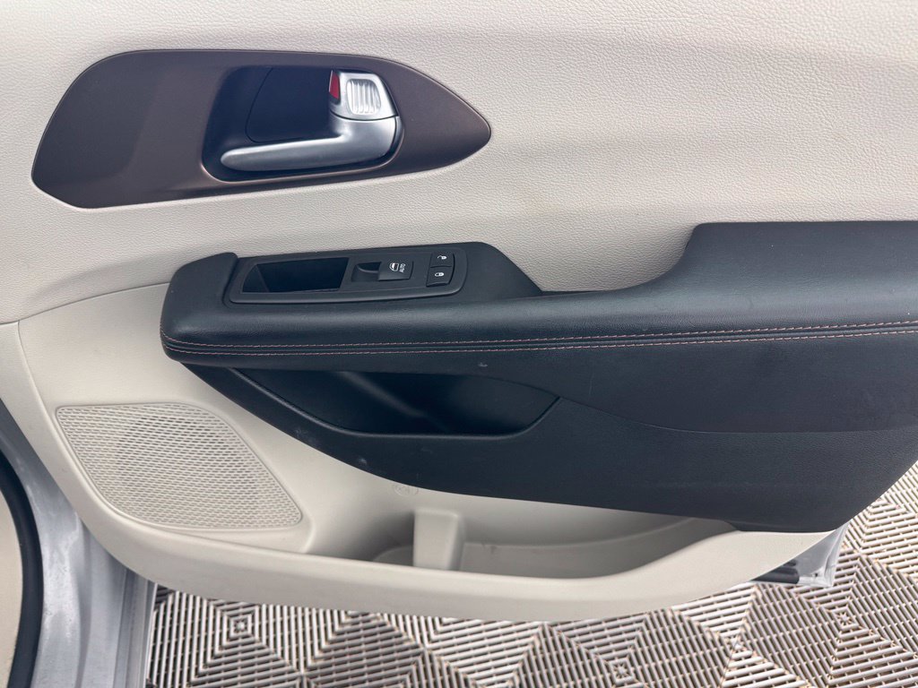 Used 2018 Chrysler Pacifica Touring-L FWD image 20