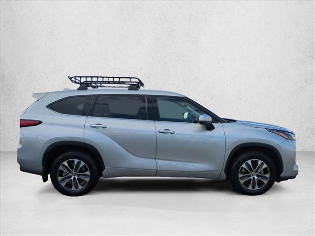 Used 2022 Toyota Highlander XLE AWD/4WD image 4