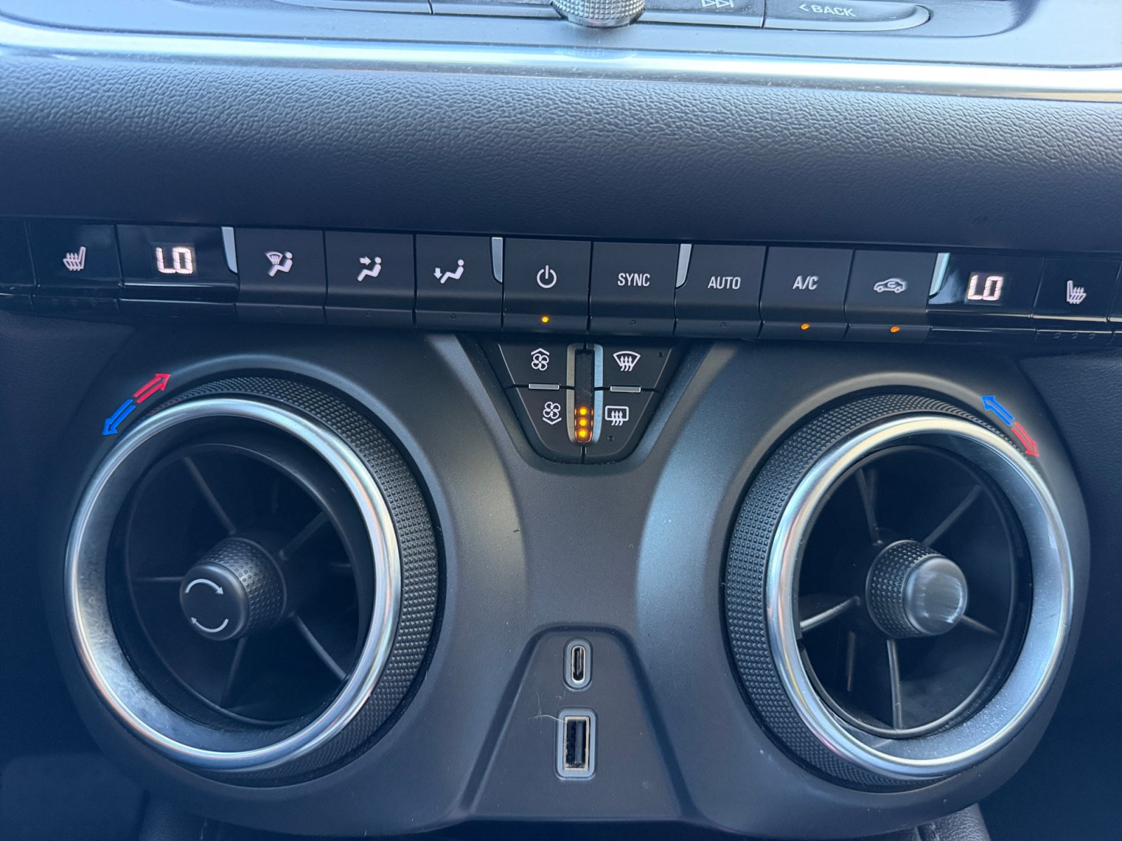 Used 2020 Chevrolet Blazer LT FWD image 11