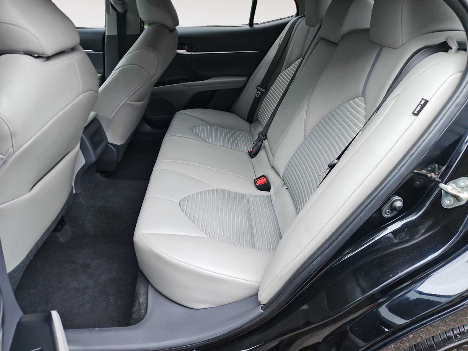 Used 2020 Toyota Camry SE FWD image 13