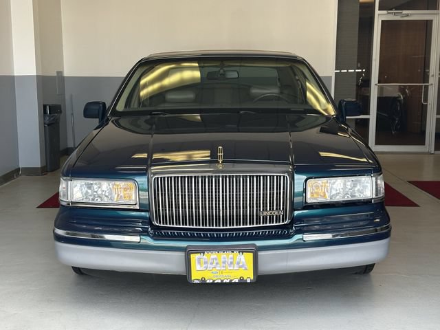 Used 1997 Lincoln Town Car Signature RWD image 2
