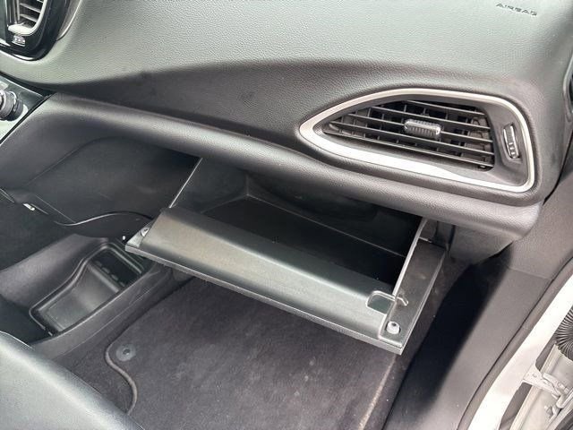 Used 2025 Chrysler Pacifica Select image 39