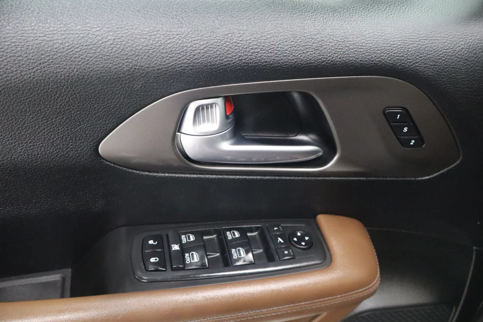 Used 2019 Chrysler Pacifica Limited w/ Tire & Wheel Group FWD image 14