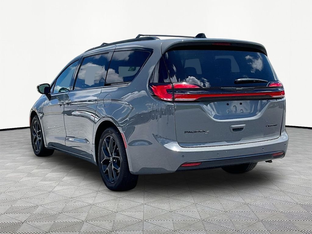 Used 2025 Chrysler Pacifica Limited FWD image 4