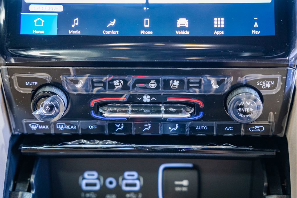 New 2025 Jeep Grand Cherokee Limited w/ Luxury Tech Group II image 24