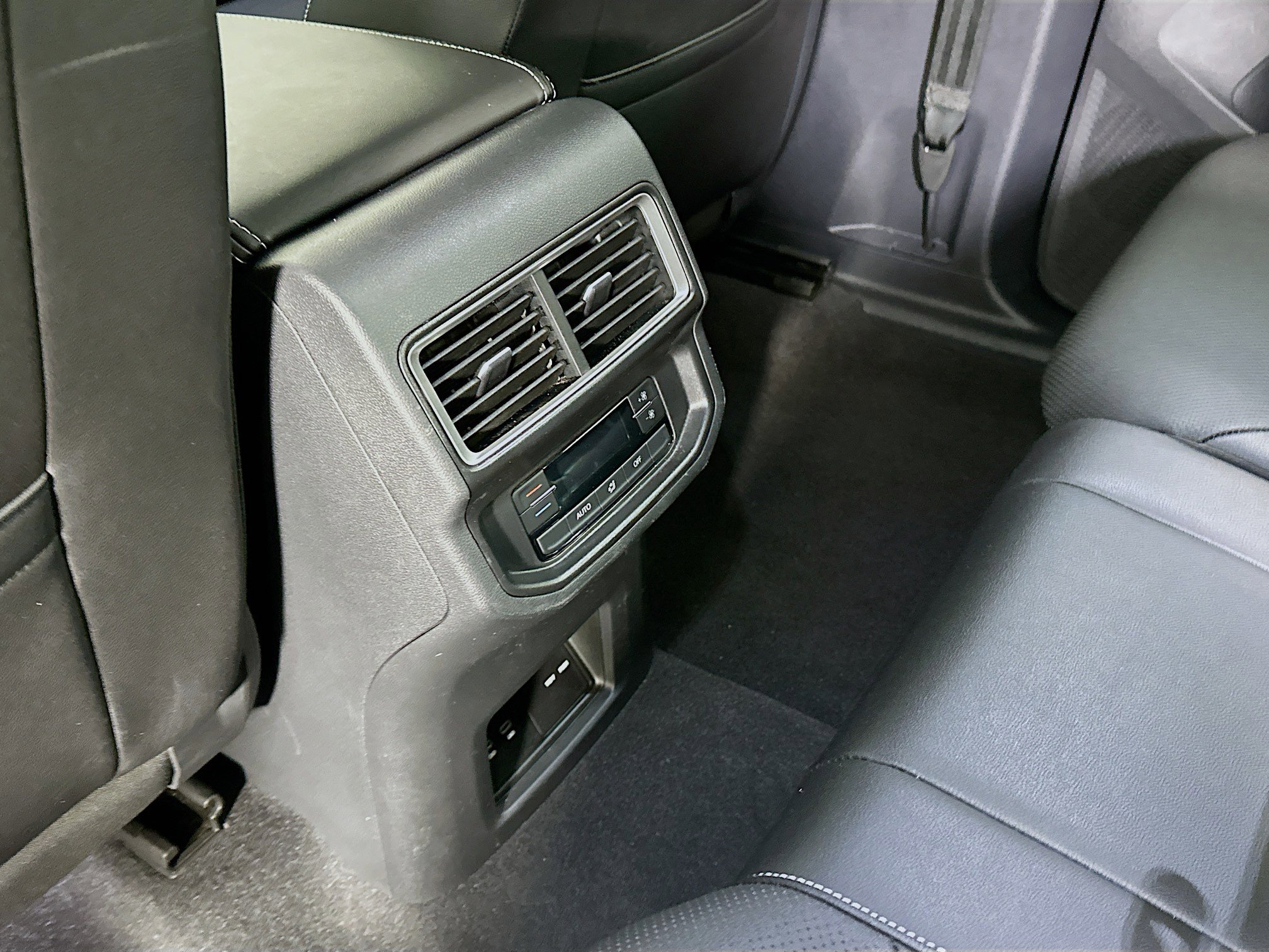 Used 2025 Volkswagen Atlas SE image 28