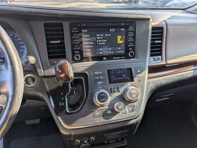 Used 2018 Toyota Sienna Limited Premium FWD image 17