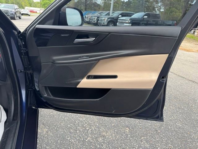 Used 2018 Jaguar XE Premium image 10
