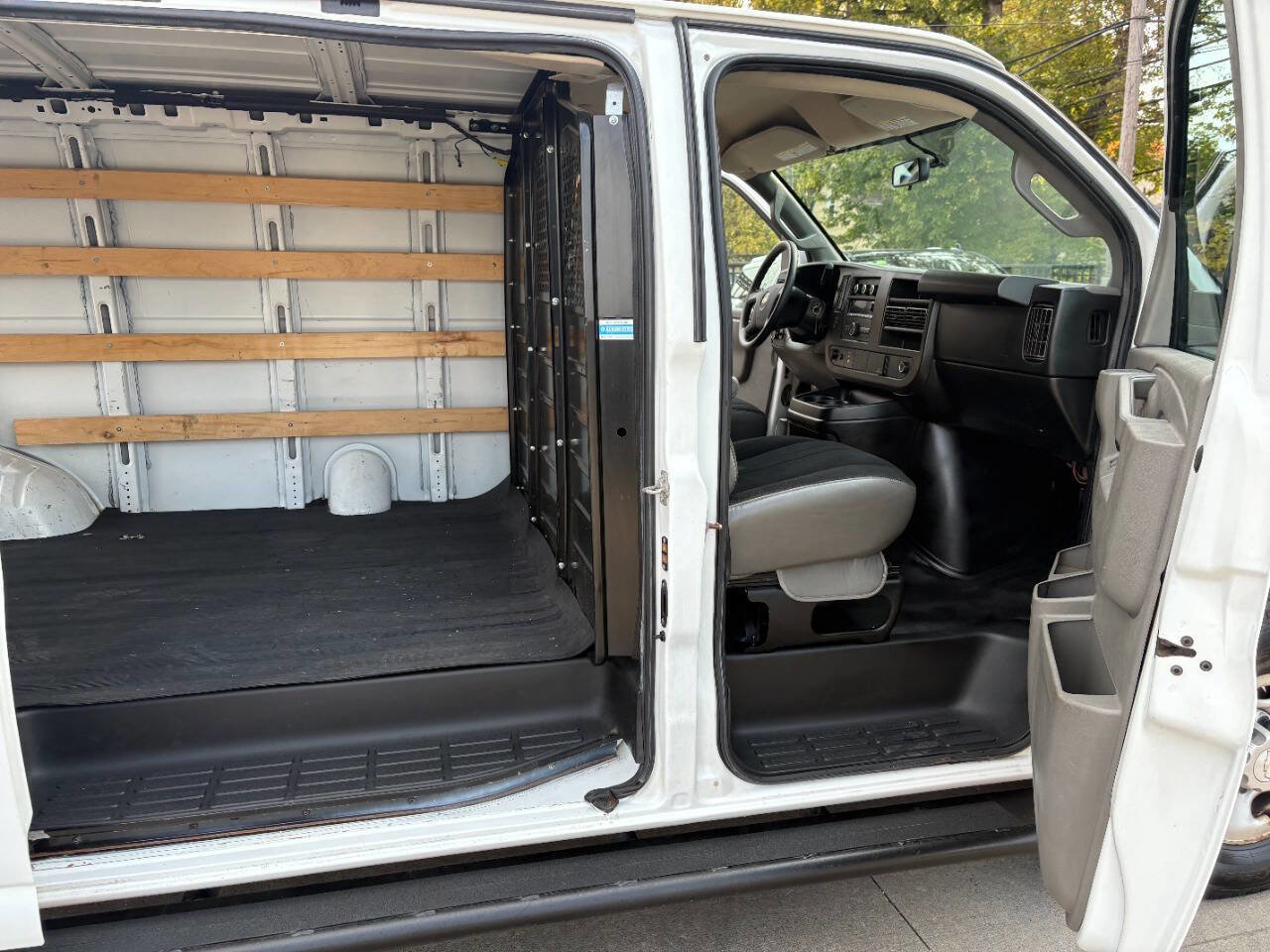 Used 2018 Chevrolet Express 2500 w/ Driver Convenience Package image 17