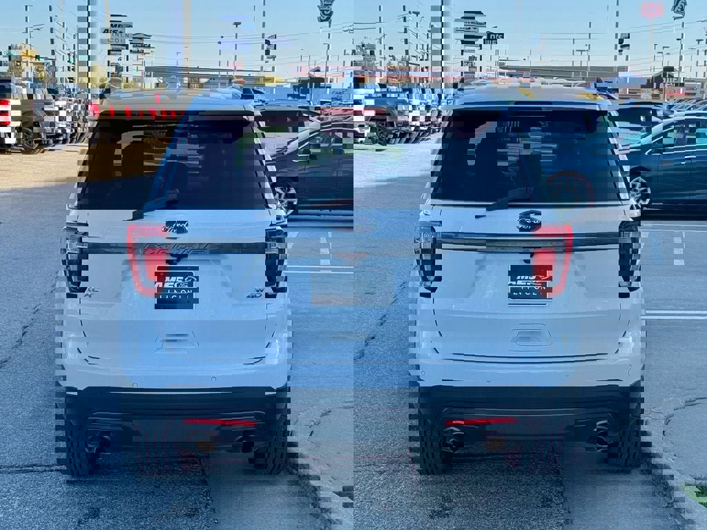 Used 2017 Ford Explorer XLT w/ Equipment Group 202A AWD/4WD image 5