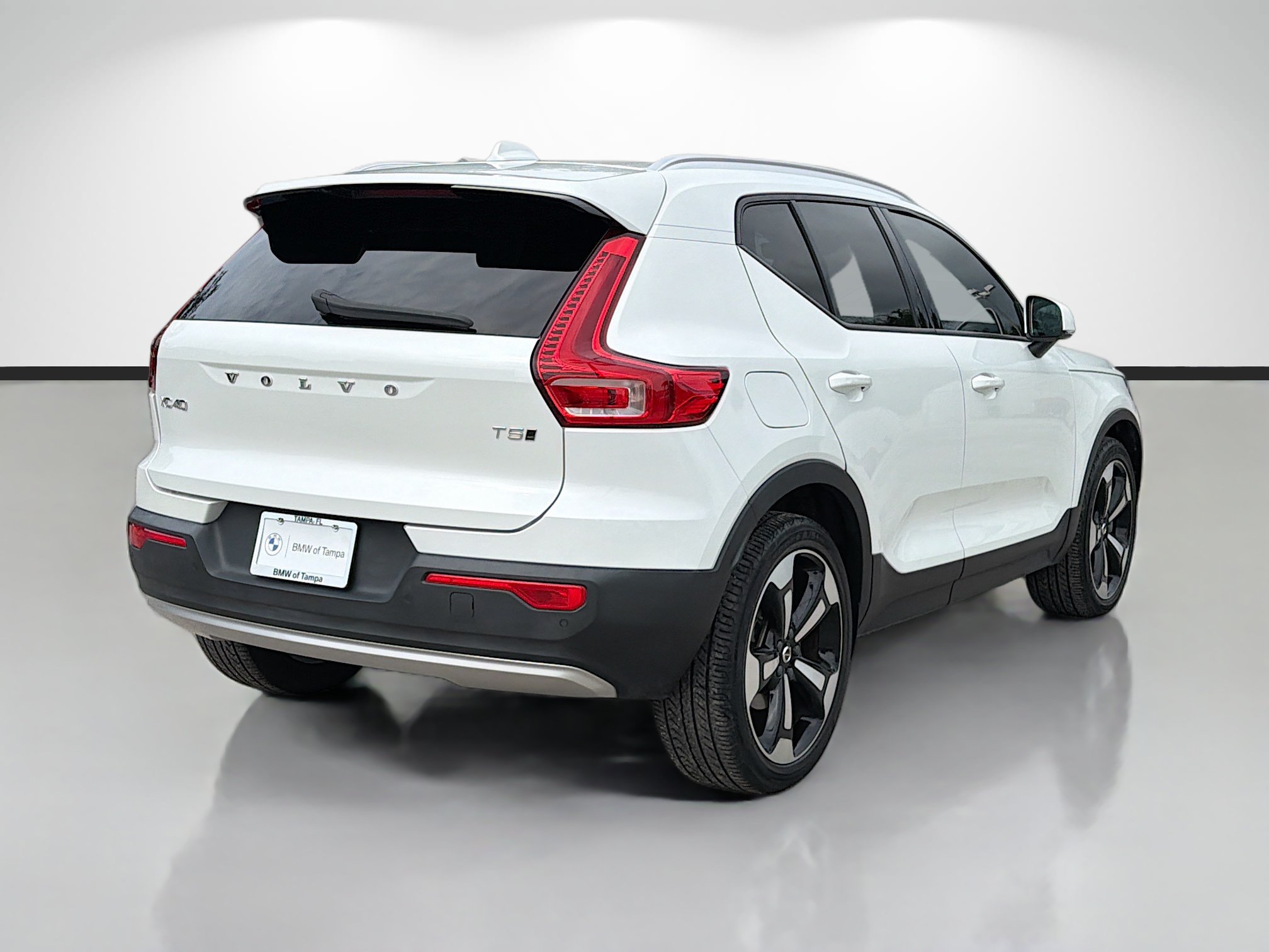 Used 2021 Volvo XC40 T5 Momentum w/ Premium Package AWD/4WD image 3