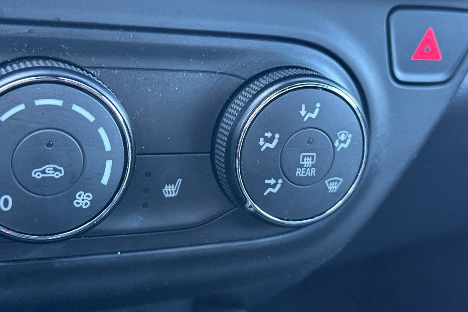 Used 2025 Chevrolet Trax RS image 31