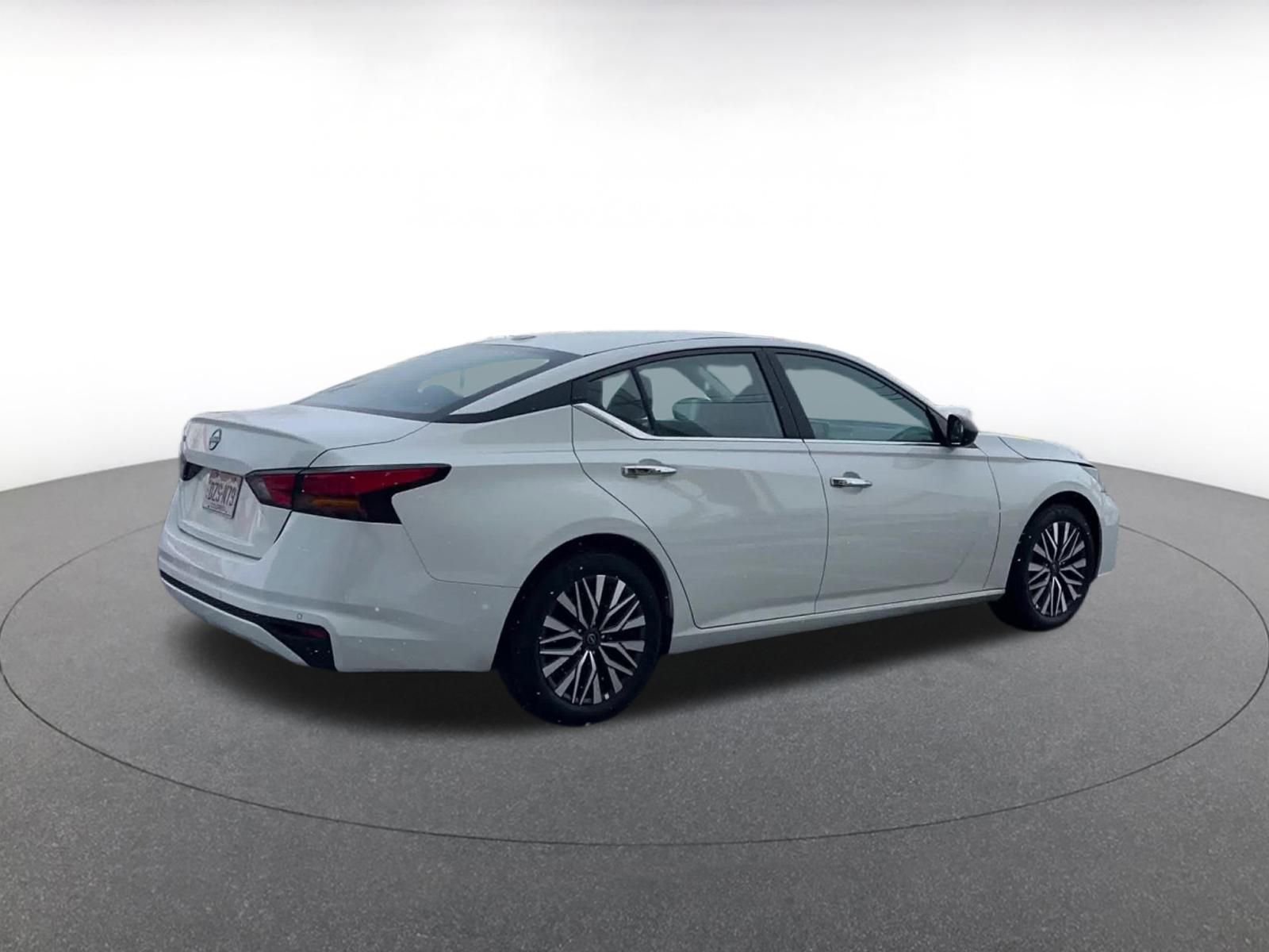 Used 2025 Nissan Altima 2.5 SV image 15