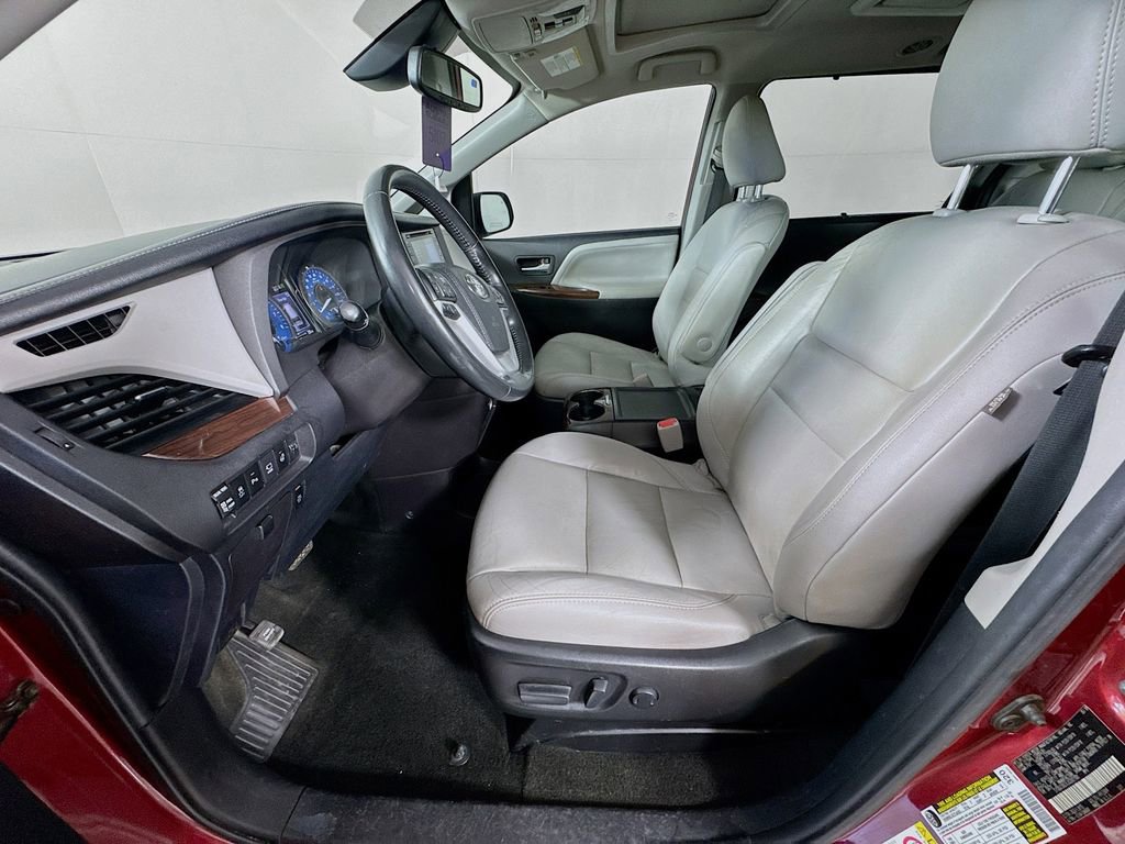 Used 2018 Toyota Sienna Limited Premium w/ Carpet Mat Package image 24
