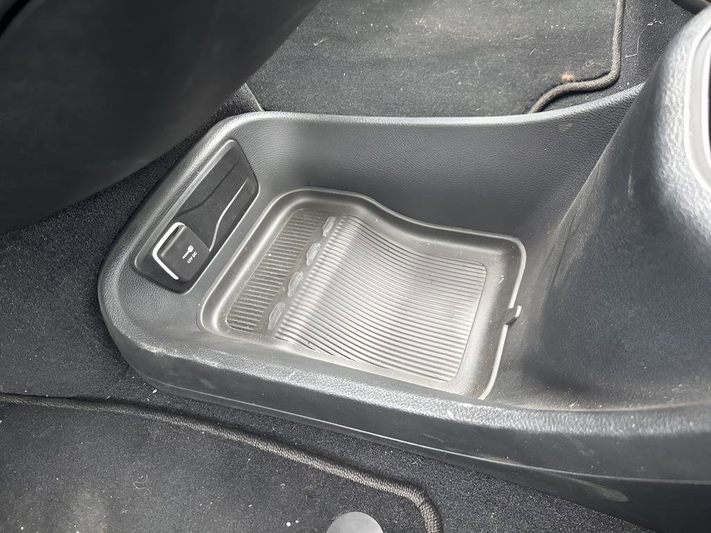 Used 2025 Chrysler Pacifica Select image 32