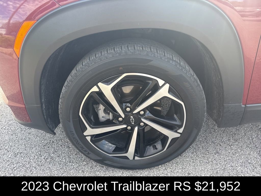 Used 2023 Chevrolet TrailBlazer RS w/ Sun and Liftgate Package FWD image 9