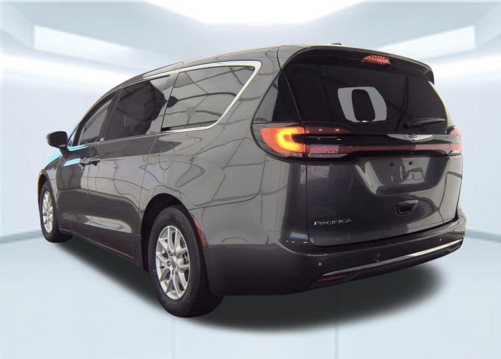Used 2023 Chrysler Pacifica Touring-L FWD image 4