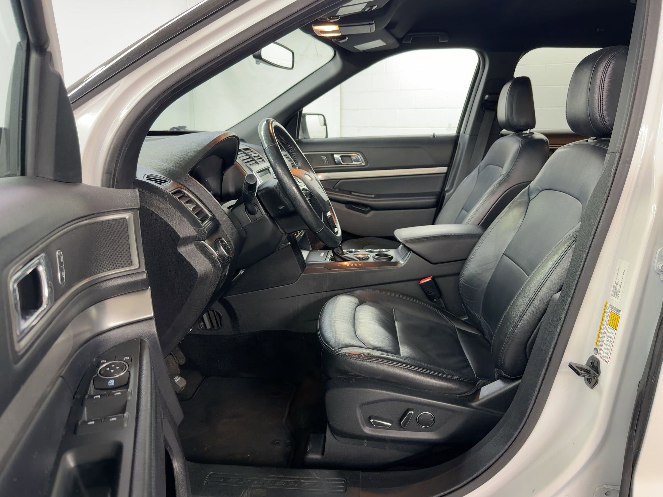 Used 2018 Ford Explorer XLT w/ Equipment Group 202A image 5