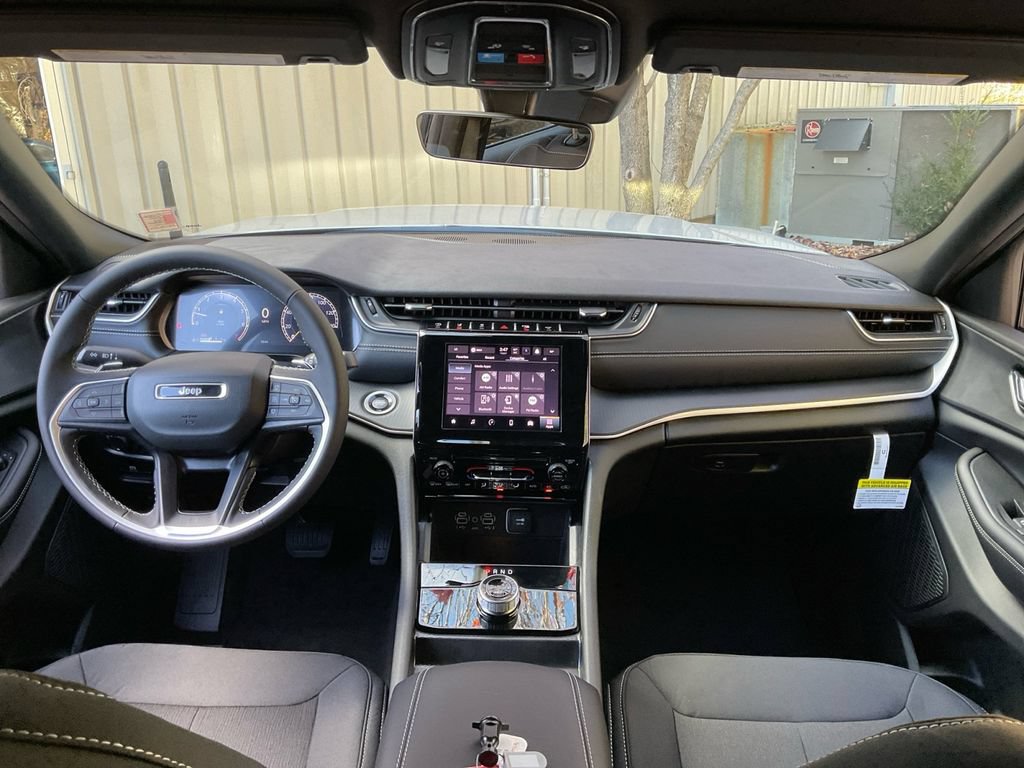 Used 2025 Jeep Grand Cherokee Laredo RWD image 18