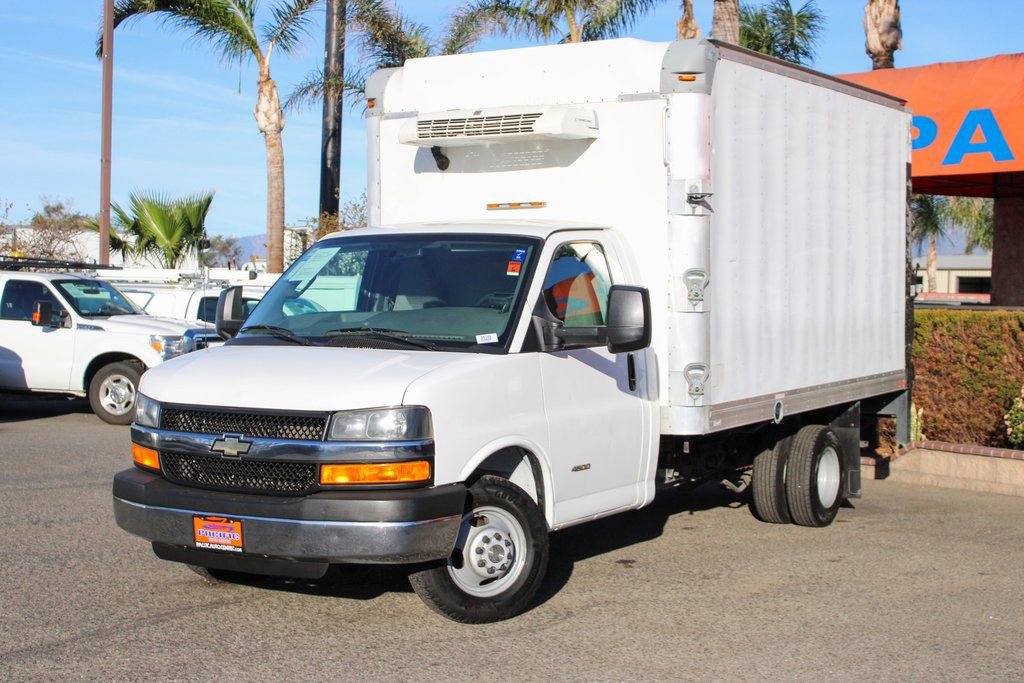 Used 2016 Chevrolet Express 4500 w/ Chrome Appearance Package RWD image 4