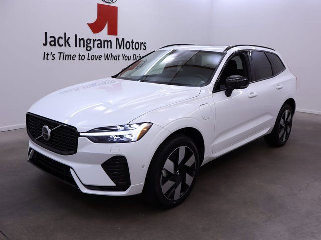 Used 2024 Volvo XC60 T8 Plus AWD/4WD image 2