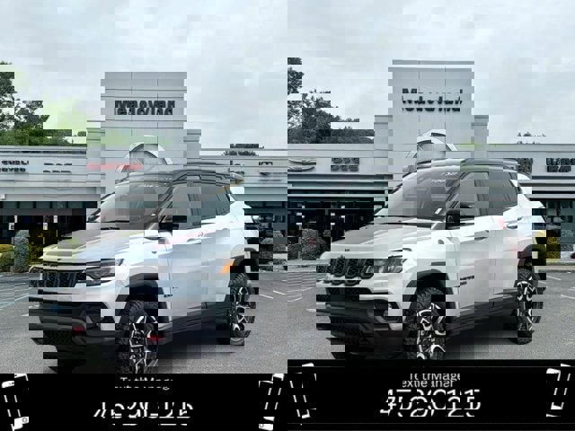 Used 2025 Jeep Compass Trailhawk w/ Trailhawk Convenience Group AWD/4WD image 1