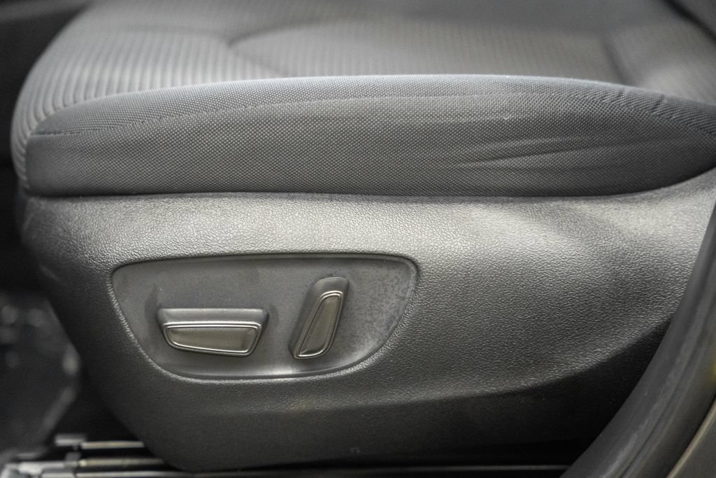 Used 2023 Toyota Highlander LE AWD/4WD image 37